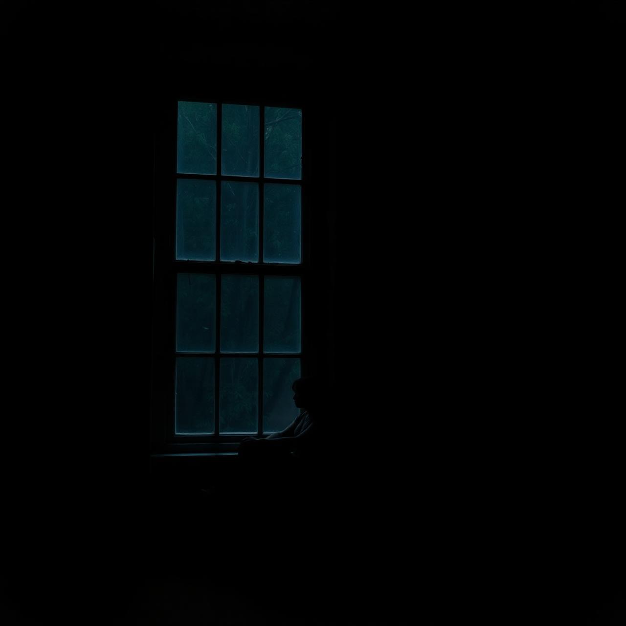 Pessoa sozinha em um quarto escuro